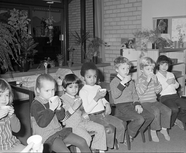 883289 Afbeelding van schoolkinderen in de R.K. basisschool De Spits (Eifel 8) te Utrecht die instructies krijgen voor ...